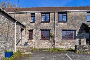 A stone building with multiple windows and a small entrance. - Modern Plymouth Apartment Near The Hoe (Ilfracombe)