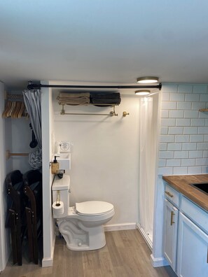 Sèche-cheveux, serviettes fournies, savon, papier toilette
