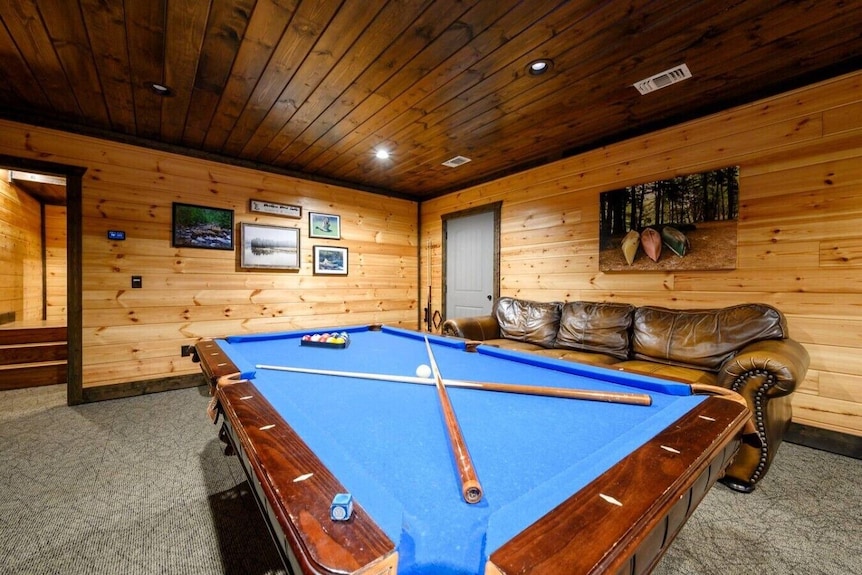 Boondock Ridge · Sleeps 18: 2 Hot Tubs, 3 Decks & Game Room - Hochatown, OK