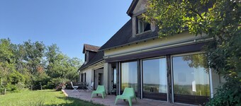 renovated 3-bedroom cottage, panoramic view over the valley, air-conditioned