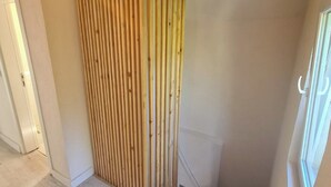 Eine Treppe mit hölzernen Geländern und einer Lampe darüber.