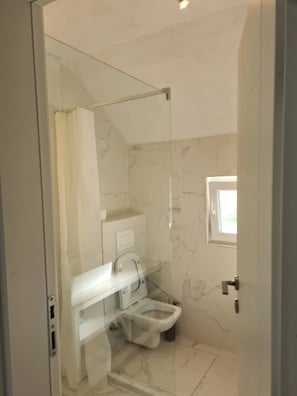 Douche, sèche-cheveux, serviettes fournies, savon