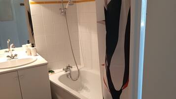 Haartrockner, Handtücher, Seife, Toilettenpapier