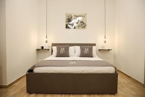 In-room safe, blackout drapes, iron/ironing board (on request) - Mia Napoli (Napoli)