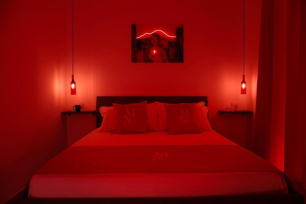 Una camera con un letto, due comodini e un quadro appeso al muro.