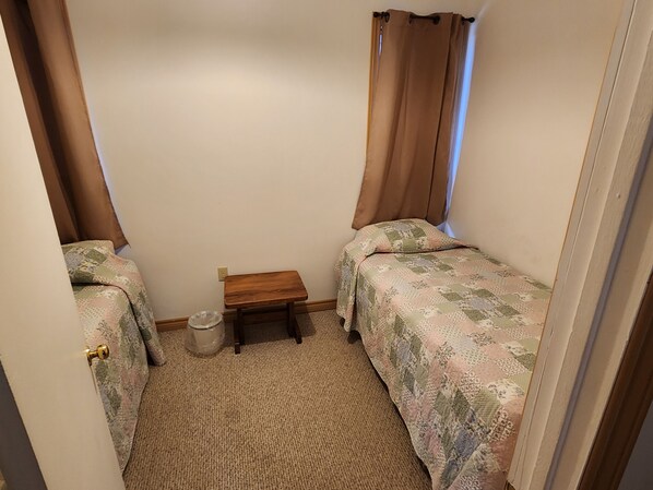 2 bedrooms, WiFi (free), bed sheets