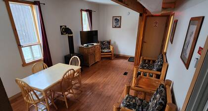 Cozy stay at Haliburton Forest. Trails, Wolf Centre, Canopy Tour, 100 lakes!