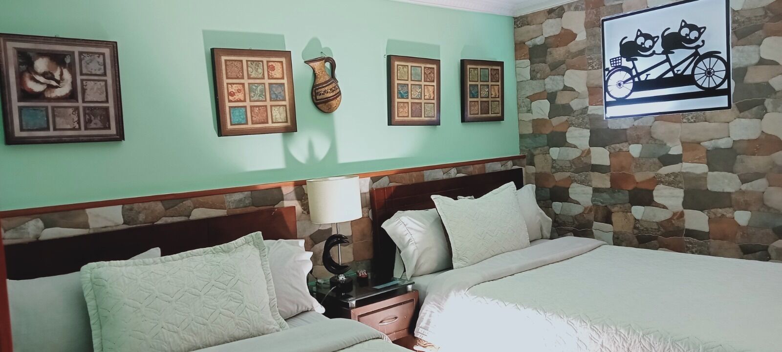 Chambre avec lits jumeaux | Coffres-forts dans les chambres, chambres insonorisées, Wi-Fi gratuit