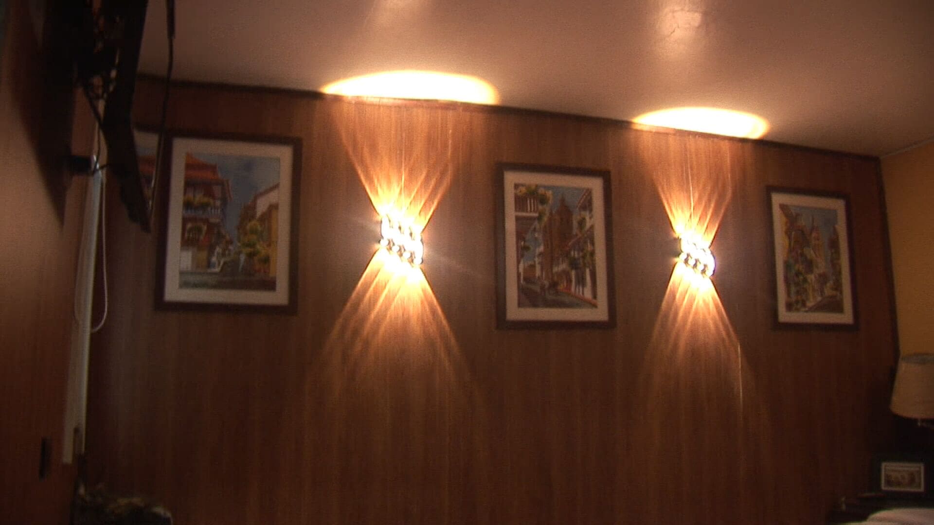 Una habitación con paneles de madera y cuadros enmarcados.