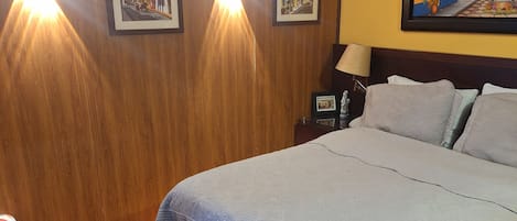 Comfort Suite | Premium bedding, in-room safe, soundproofing, WiFi (free)