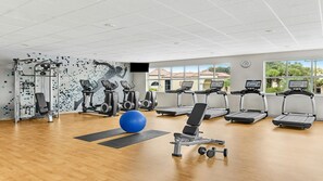 A gym with treadmills, elliptical machines, a weight bench, and a blue exercise ball. - Orlando Getaway: 1BR Villa in the Cascades Section – Sheraton Vistana (Orlando)