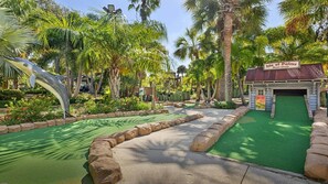 Un parcours de minigolf avec un panneau indiquant l'emplacement du magasin de bateaux de l'île de Palms.