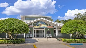 A building with a sign reading "The Market Place" and "Established 1980". - Orlando Getaway: 1BR Villa in the Cascades Section – Sheraton Vistana (Orlando)