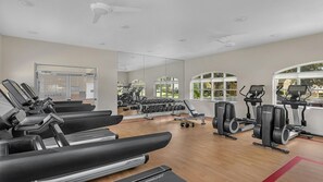 Ein modernes Fitnessstudio mit Laufbändern, Kurzhanteln und Trainingsgeräten.
