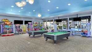 A recreational area with pool tables, arcade games, and a pool table. - Orlando Getaway: 1BR Villa in the Cascades Section – Sheraton Vistana (Orlando)