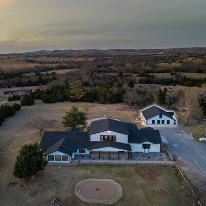 Meers Mountain Retreat, Wichita Mtns Views, Pool, Near Medicine Park, Lawton