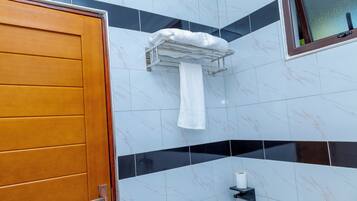 Ducha, toallas, jabón, shampoo