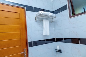 Standard Double Room, Garden View | Bathroom | Shower, towels, soap, shampoo - Hotel Amani Limited (Jinja)