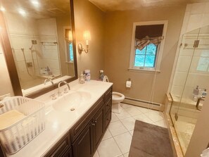Hair dryer, towels, soap, toilet paper - Comfy & Convenient Suite Sleeps 1 to 5 Near Boston (Andover)