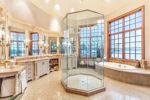 Douche, baignoire à jets, sèche-cheveux, bidet