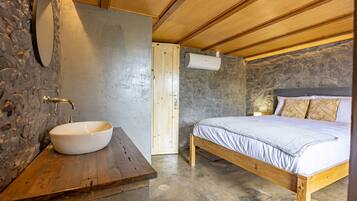2 bedrooms, iron/ironing board, Internet, bed sheets