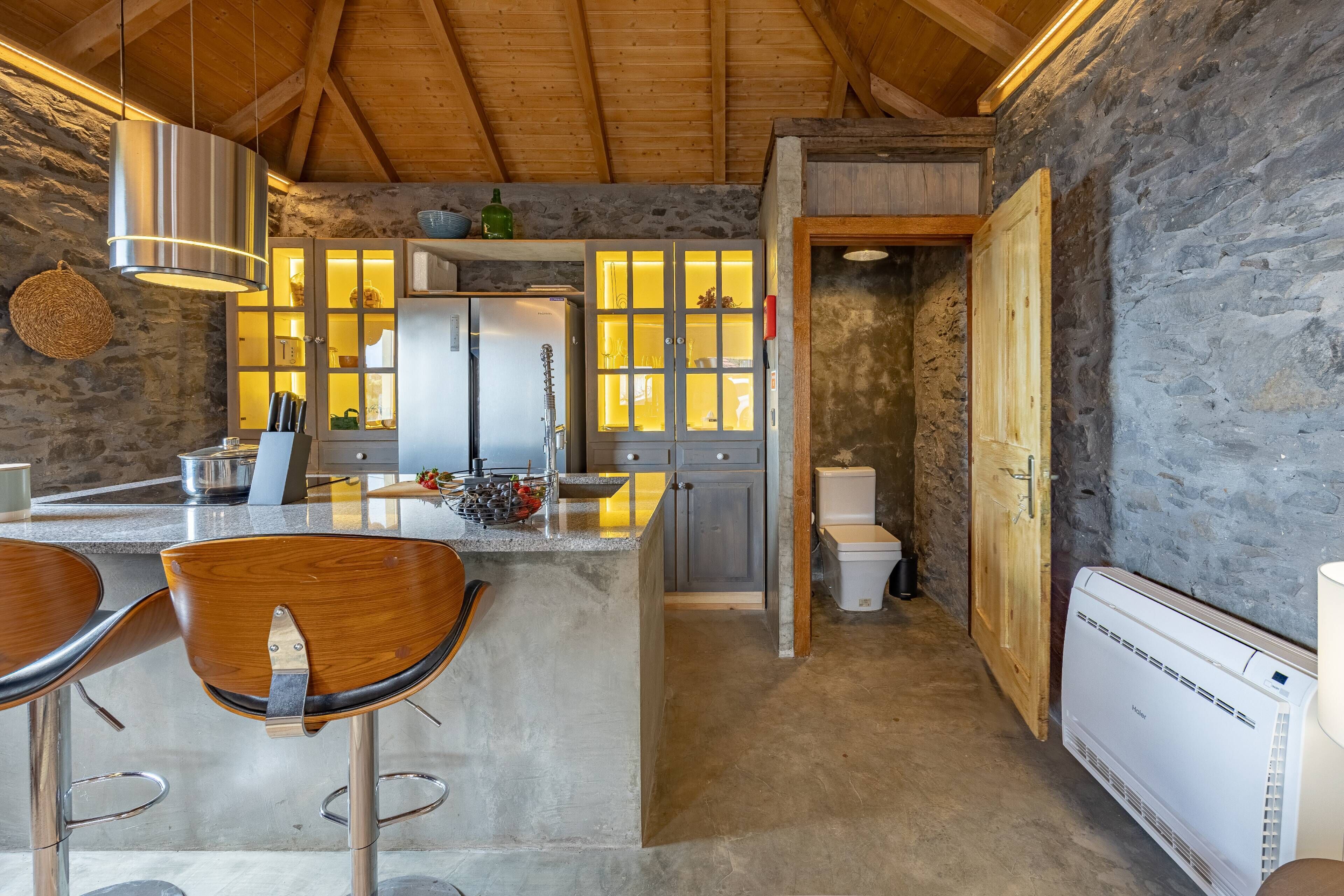 Wasserkocher mit Kaffee-/Teezubehör, Kühlschrank, Mikrowelle, Herdplatte
