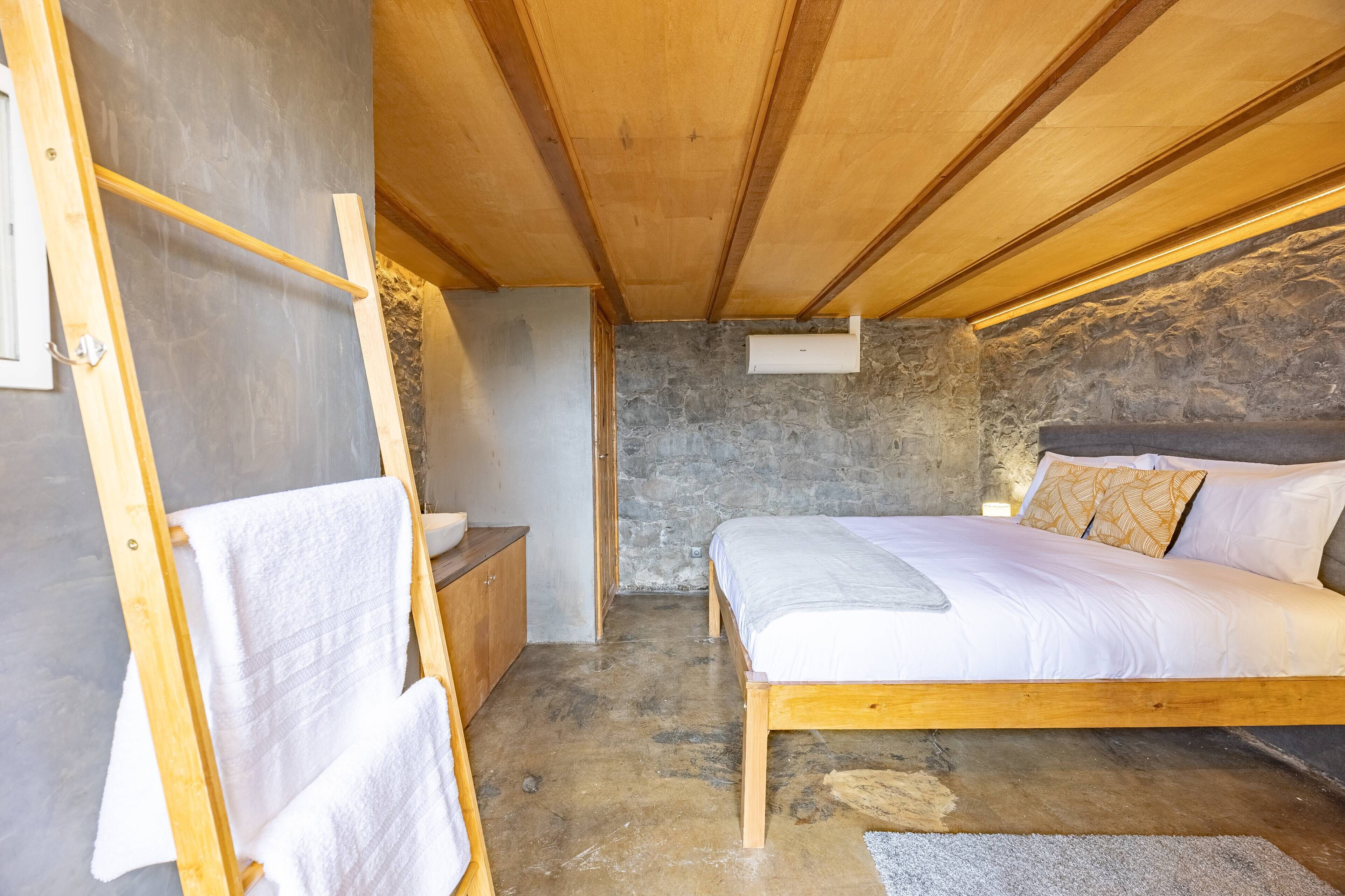 2 bedrooms, iron/ironing board, Internet, bed sheets