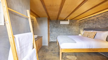 2 bedrooms, iron/ironing board, Internet, bed sheets