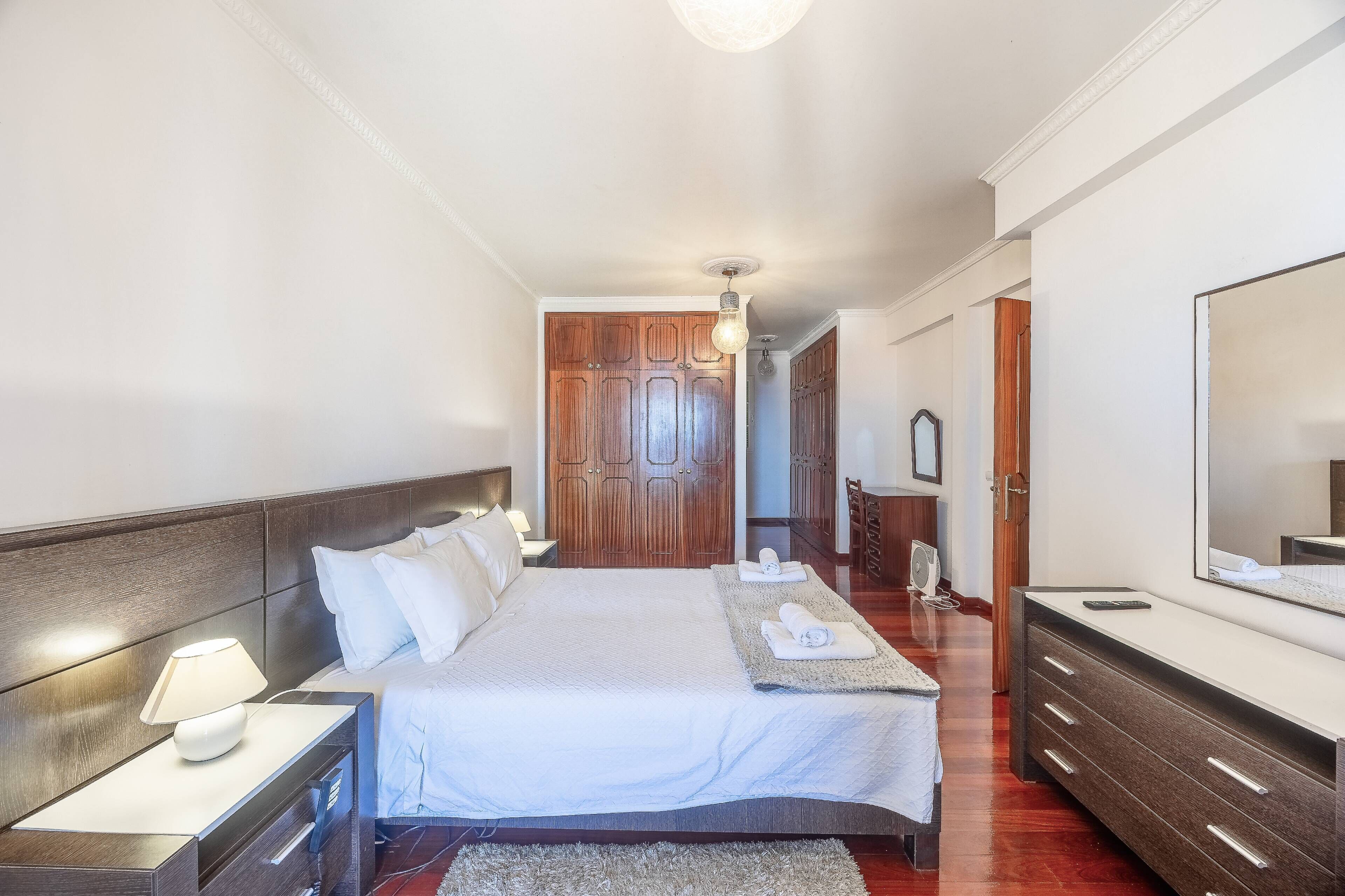 Iron/ironing board, internet, bed sheets