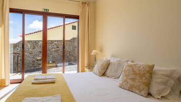 4 bedrooms, iron/ironing board, internet, bed sheets