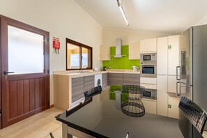 Wasserkocher mit Kaffee-/Teezubehör, Kühlschrank, Mikrowelle, Ofen