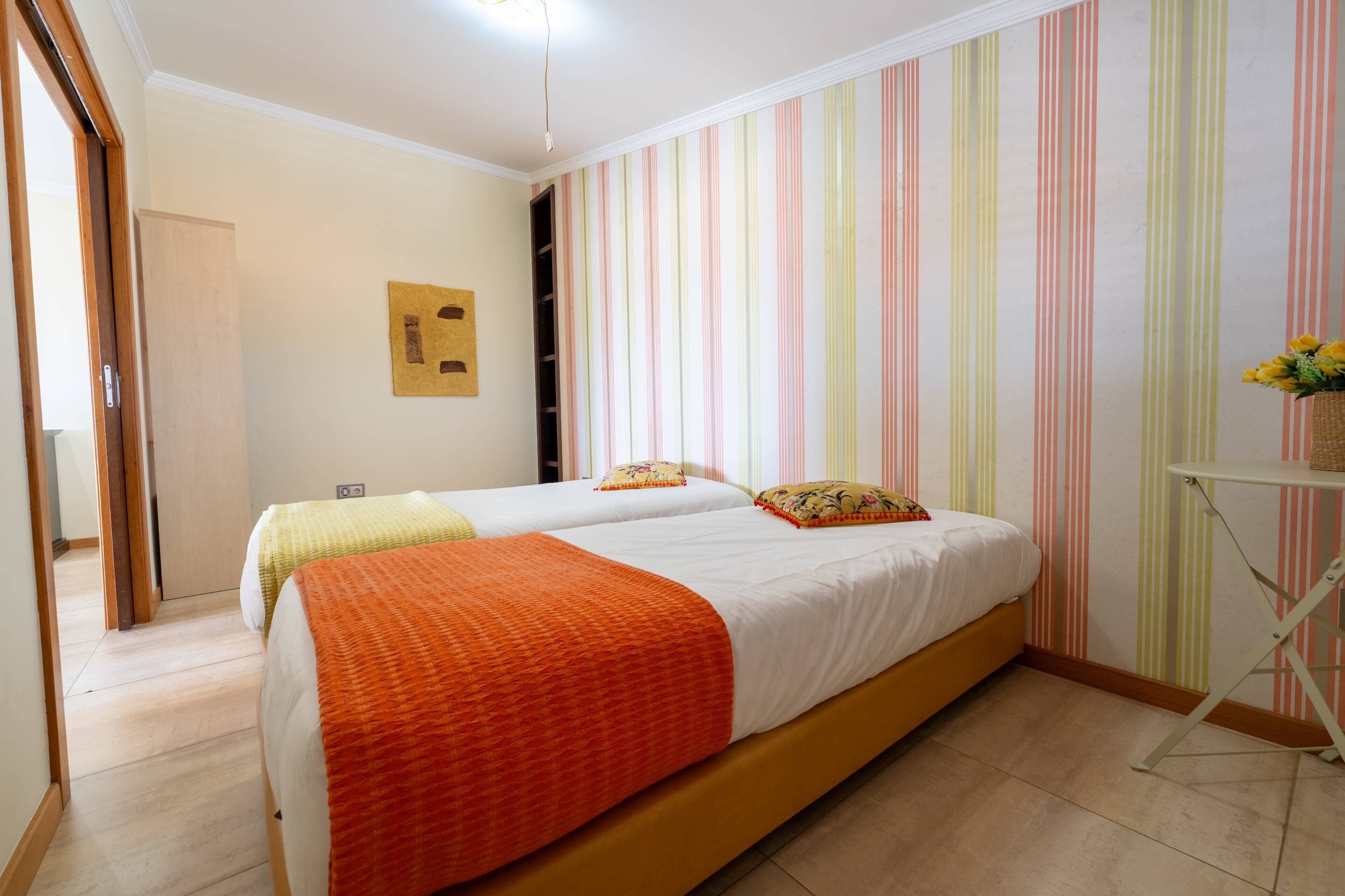 2 bedrooms, iron/ironing board, internet, bed sheets