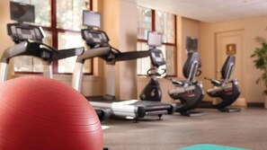Ein Fitnessstudio mit Laufbändern und Trainingsgeräten.