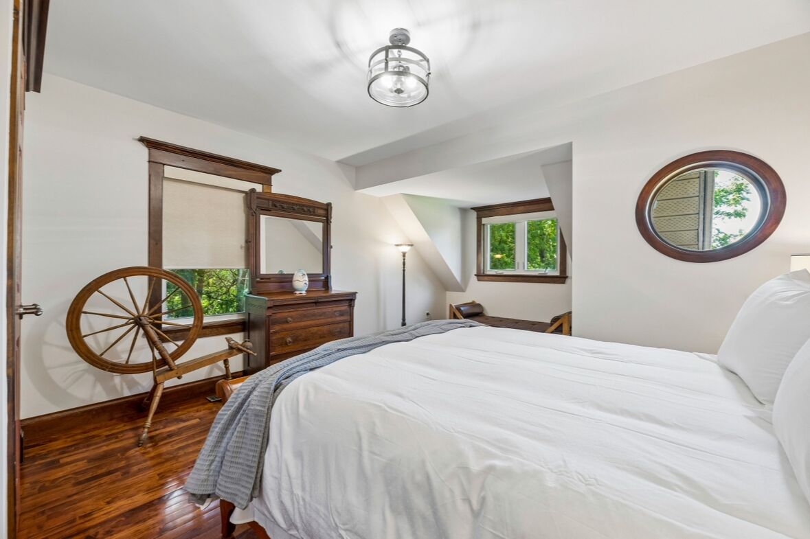 3 habitaciones, tabla de planchar con plancha, wifi y ropa de cama 