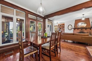 Dining - Luxury Lakefront Retreat | Private Beach | Hot Tub | Sauna | Watercrafts (Clarington)