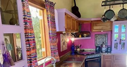 Mountain Paradise 2-bedroom Cottage Close to Hot Springs