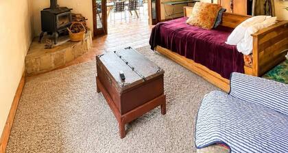 Mountain Paradise 2-bedroom Cottage Close to Hot Springs