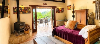 Mountain Paradise 2-bedroom Cottage Close to Hot Springs