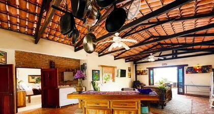 Mountain Paradise 2-bedroom Cottage Close to Hot Springs