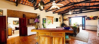 Mountain Paradise 2-bedroom Cottage Close to Hot Springs