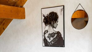 Una stanza con un divano grigio, un quadro appeso al muro e un tavolo da calcio.