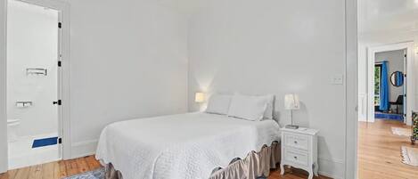 4 bedrooms, iron/ironing board, Internet, bed sheets