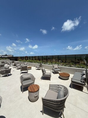 A rooftop terrace with outdoor seating and a clear view of the city skyline. - HIT Cabo Branco (João Pessoa)