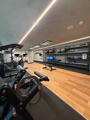 A gym with exercise equipment, treadmills, and weightlifting stations. - HIT Cabo Branco (João Pessoa)