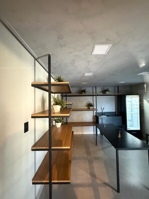 A modern kitchen with wooden countertops, built-in shelves, and potted plants. - HIT Cabo Branco (João Pessoa)