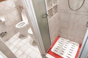 A bathroom with a toilet, a shower, and a tiled floor. - UR NEST Pisano, 1 bedroom (Bologna)