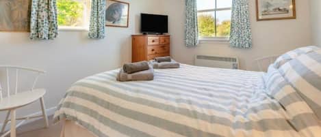 3 habitaciones, tabla de planchar con plancha, wifi y ropa de cama
