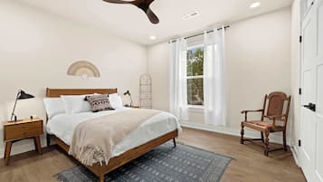 4 Schlafzimmer, Schreibtisch, Bügeleisen/Bügelbrett, WLAN