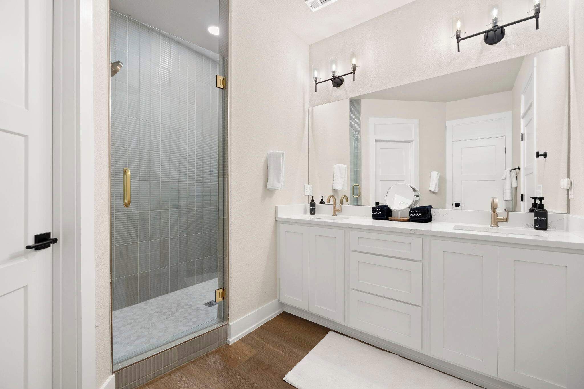 Shower, hair dryer, towels, shampoo