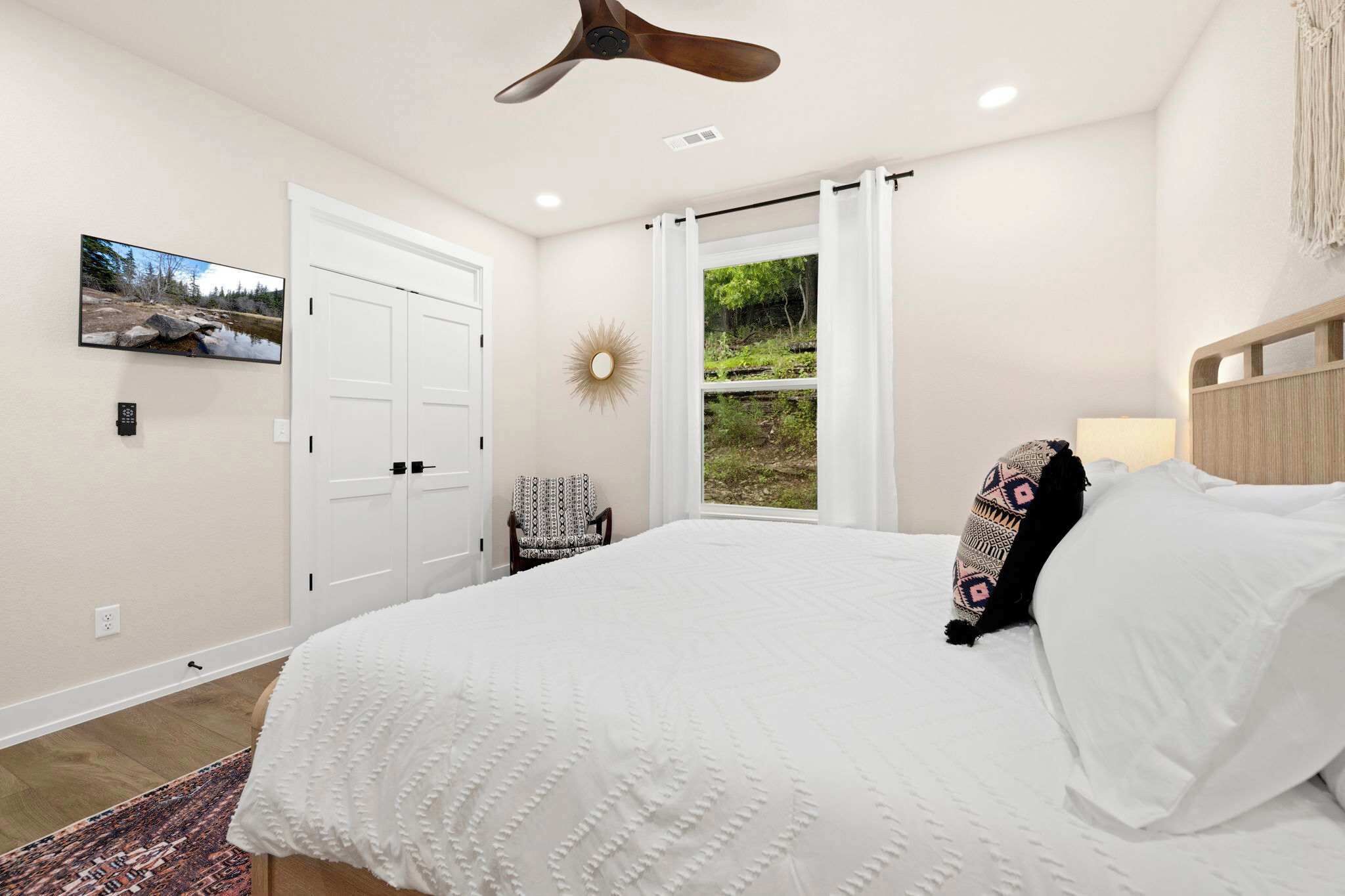 4 bedrooms, desk, iron/ironing board, WiFi